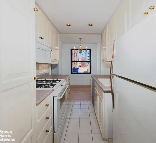 $670,000 | 205 East 69th Street, Unit 8G | Lenox Hill