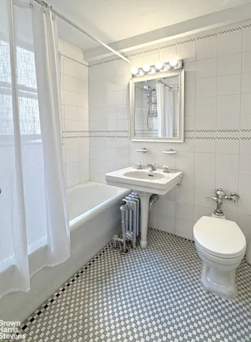 $670,000 | 205 East 69th Street, Unit 8G | Lenox Hill