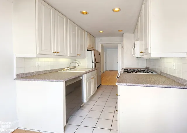 $670,000 | 205 East 69th Street, Unit 8G | Lenox Hill