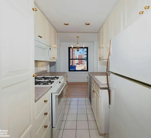 $670,000 | 205 East 69th Street, Unit 8G | Lenox Hill