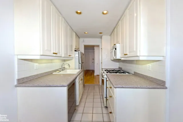 $670,000 | 205 East 69th Street, Unit 8G | Lenox Hill