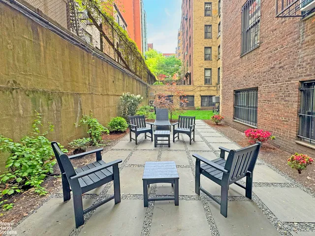 $670,000 | 205 East 69th Street, Unit 8G | Lenox Hill