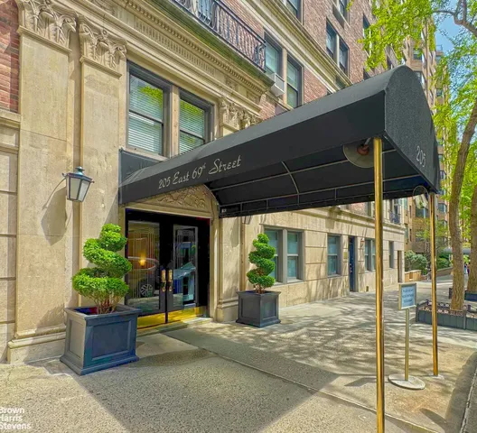 $670,000 | 205 East 69th Street, Unit 8G | Lenox Hill