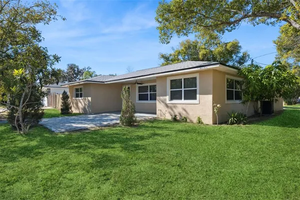 a view of a house with a backyard