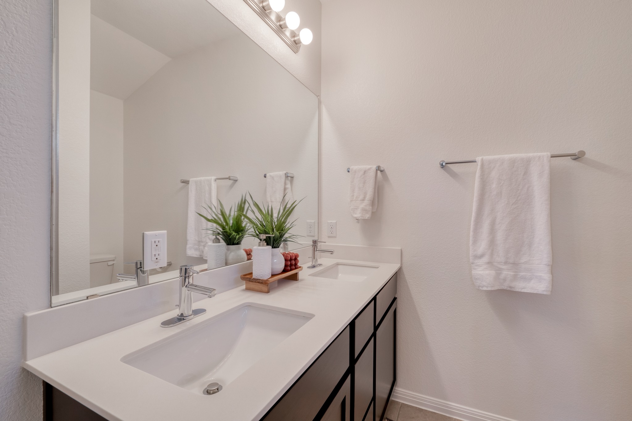 16400 Fetching Avenue Manor, TX 78653 - Photo 13 of 32 Full bath featuring double vanity and toilet