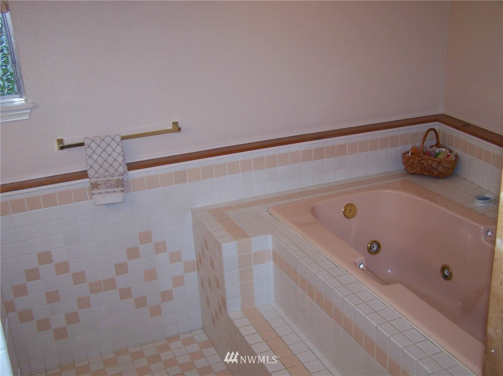 1518 South 28th Street Renton, WA 98055 - Photo 14 of 21 a bathroom with a tub