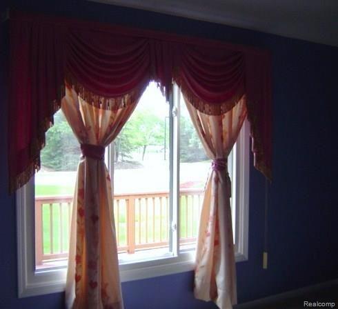 2188 London Bridge Drive Rochester, MI 48307 - Photo 9 of 19 2188 London Bridge INTERIOR & REAR 007.jpg