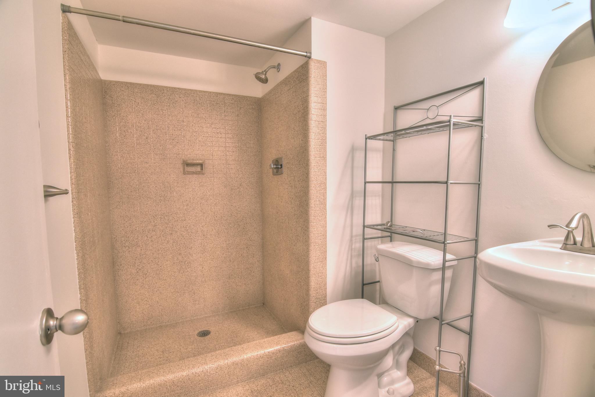 12013 Canter Lane Reston, VA 20191 - Photo 22 of 44 Middle Bath