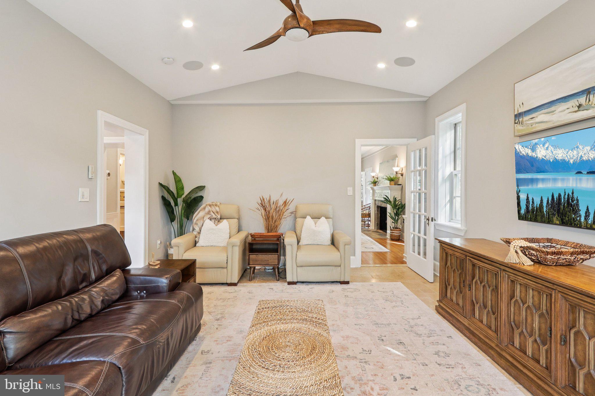 2322 South Arlington Ridge Road Arlington, VA 22202 - Photo 13 of 64 Family room