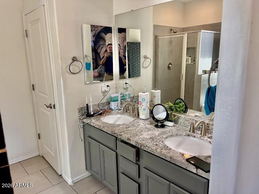 2723 West Apollo Road Phoenix, AZ 85041 - Photo 14 of 26 Apollo mstr bath counter