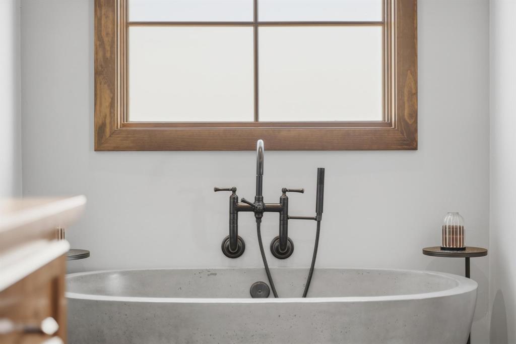 483 County Road 353 Merkel, TX 79536 - Photo 24 of 40 a bathroom with a bathtub