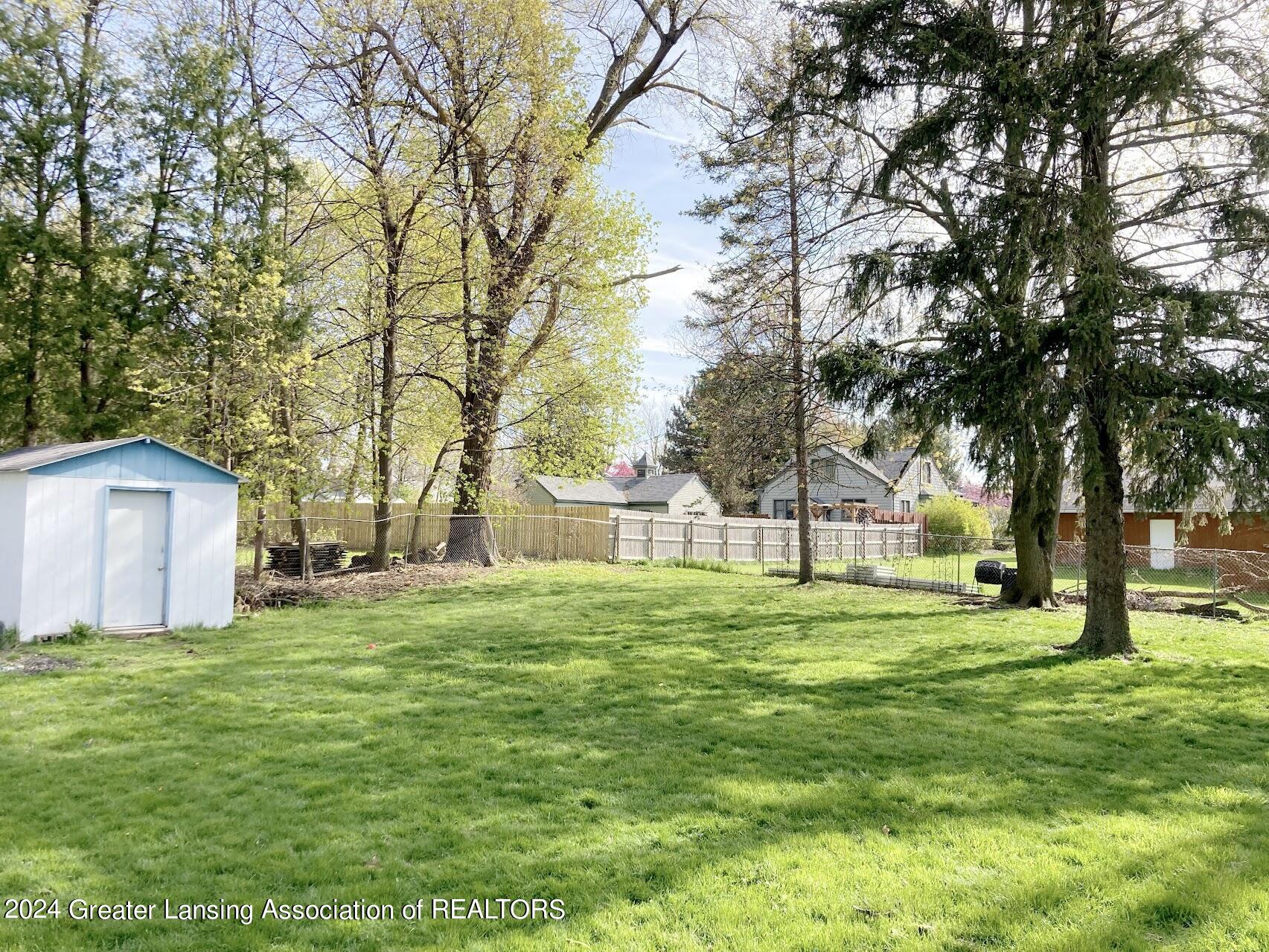 722 Bretton Road Lansing, MI 48917 - Photo 6 of 37 5.Back yard