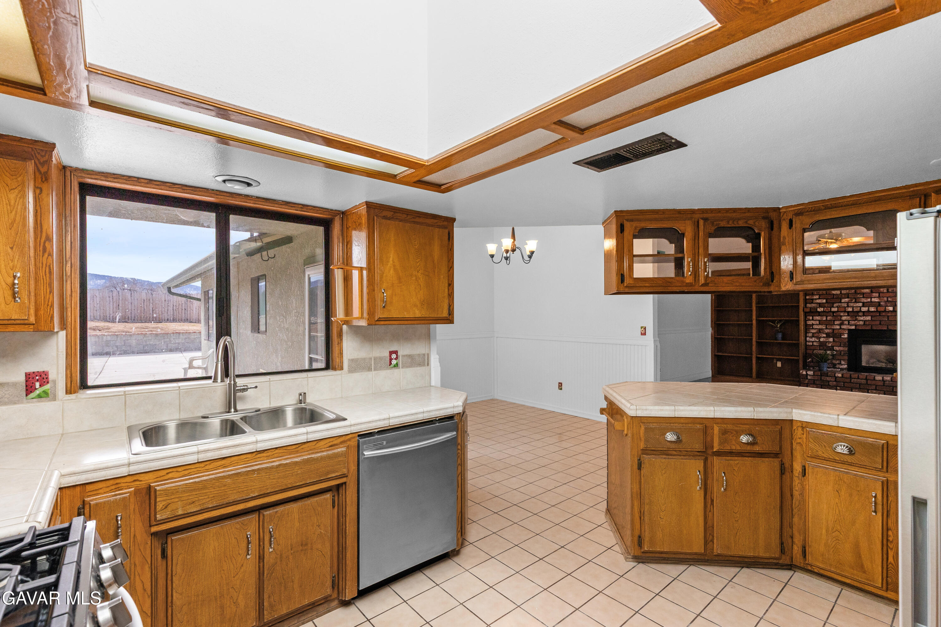 22221 Bogie Street Tehachapi, CA 93561 - Photo 13 of 38 11