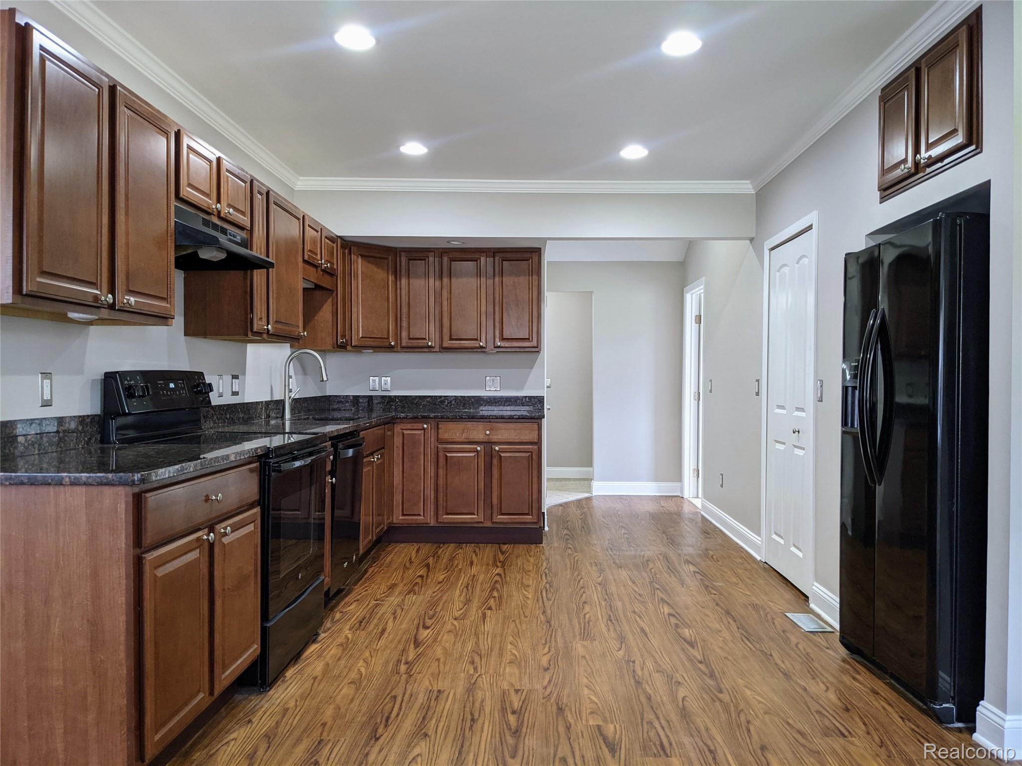 67 North Roslyn Road Waterford, MI 48328 - Photo 3 of 23 Kitchen from front entry