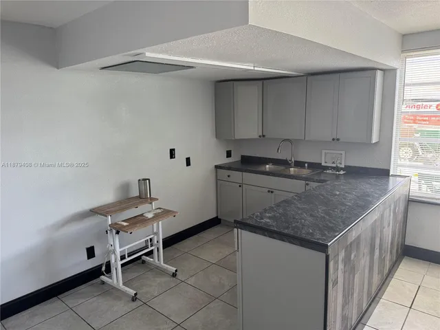 $1,900 | 2435 North Dixie Highway, Unit A2, Wilton Manors, FL 33305