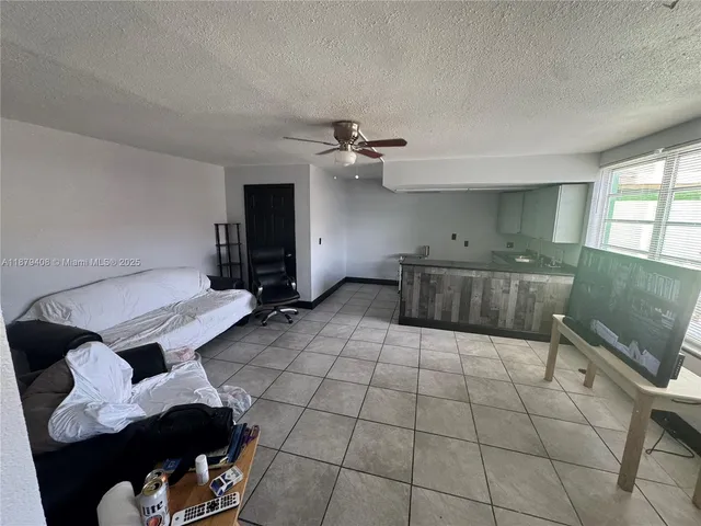 $1,900 | 2435 North Dixie Highway, Unit A2, Wilton Manors, FL 33305