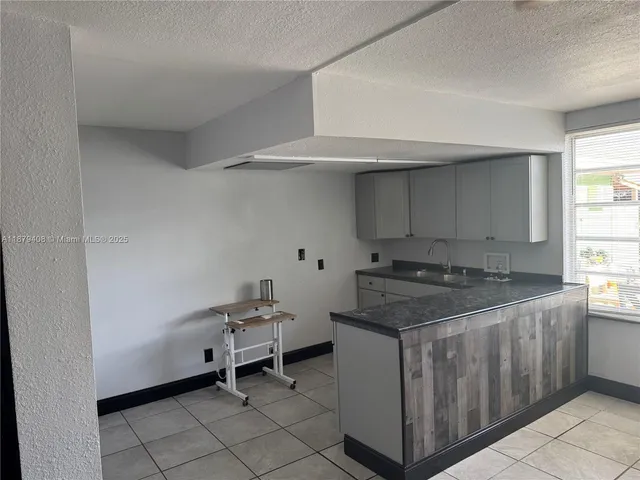 $1,900 | 2435 North Dixie Highway, Unit A2, Wilton Manors, FL 33305