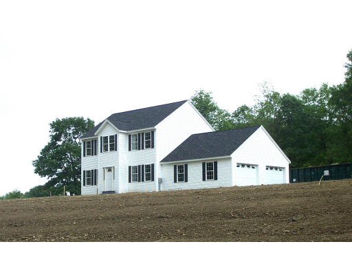 a view of house with a yard