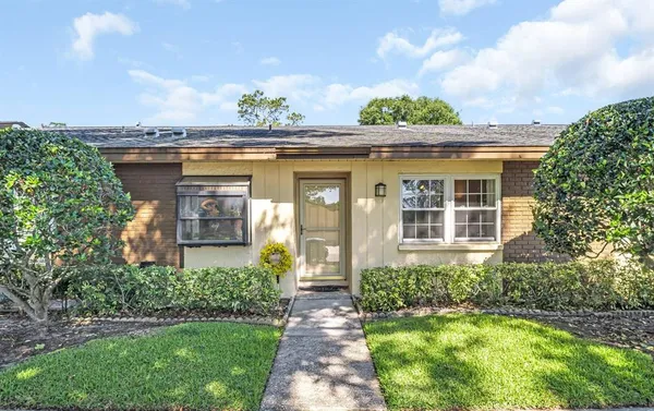 $259,900 | 860 MacLaren Drive North, Unit B, Palm Harbor, FL 34684