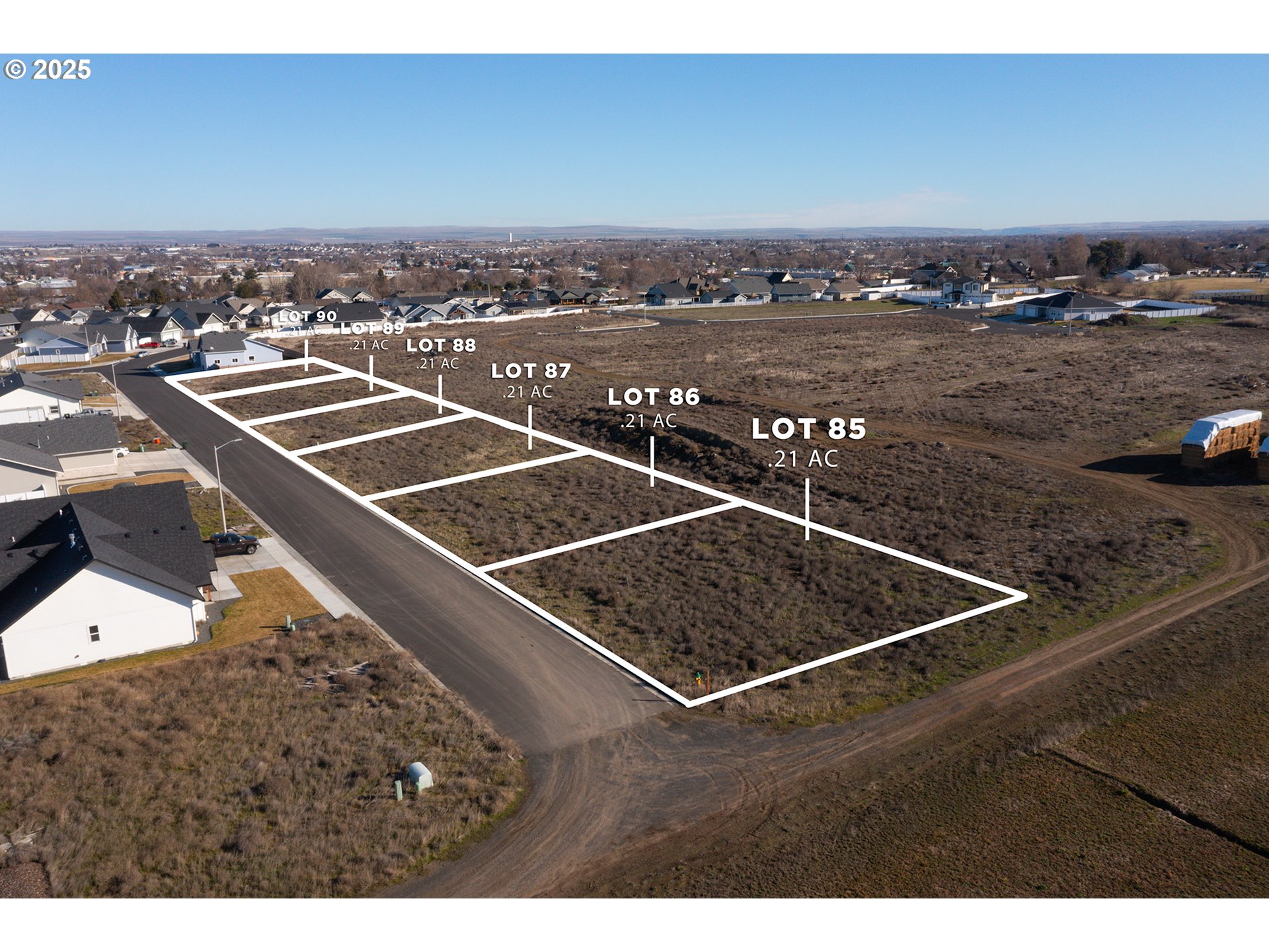 567 Southwest Desert Sky Drive, Unit 90 Hermiston, OR 97838 - Photo 2 of 8 a view of a city