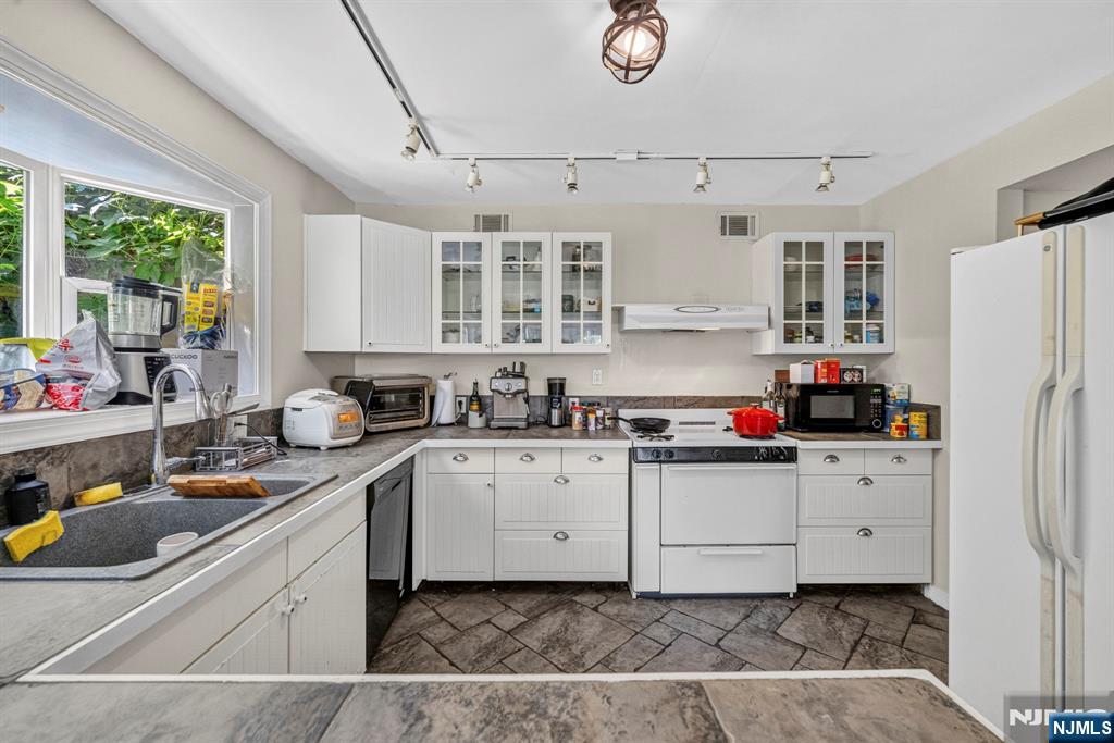 8 Old Wood Road Edgewater, NJ 07020 - Photo 10 of 25
