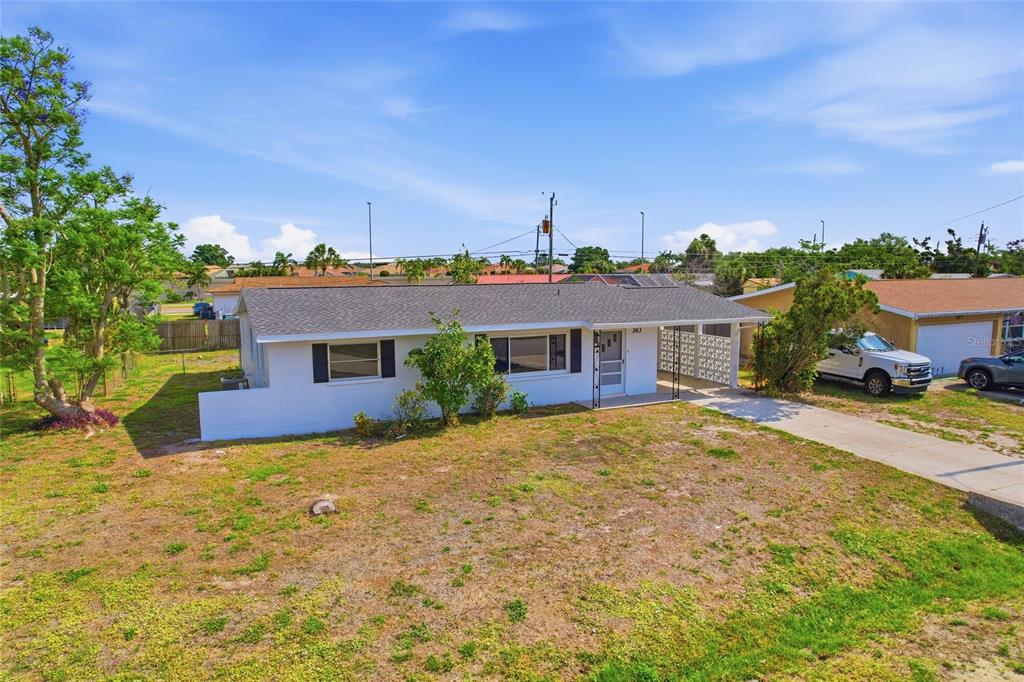 363 Glen Oak Road Venice, FL 34293 - Photo 5 of 53 a front view of a house with a yard