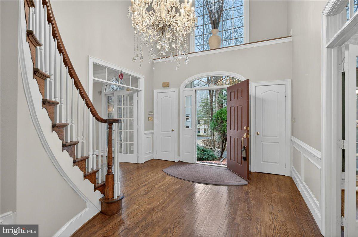 6612 Colchester Road Clifton, VA 20124 - Photo 8 of 93 Dramatic 2 story foyer