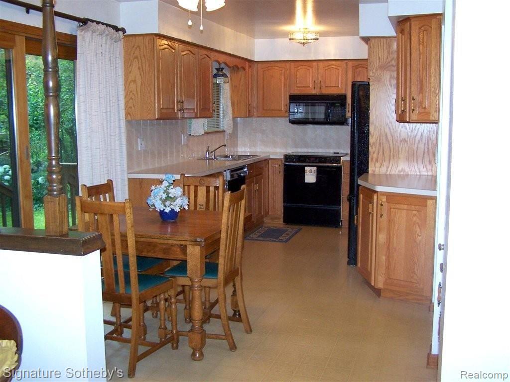 247 Old Perch Road Rochester, MI 48309 - Photo 4 of 22 OAK KITCHEN & NOOK