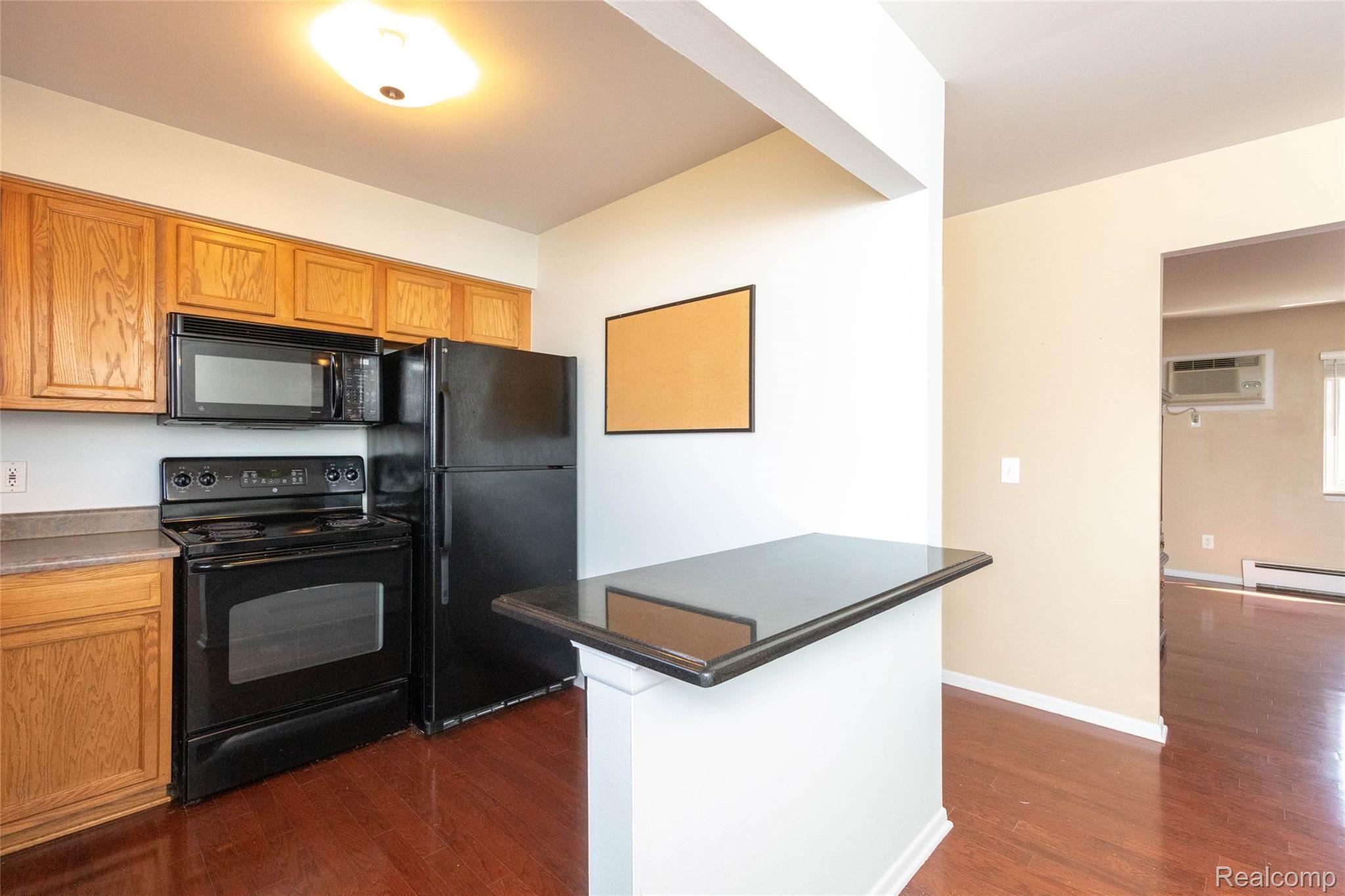 1095 Tienken Court, Unit 101 Rochester, MI 48306 - Photo 9 of 19 Convenient Breakfast Bar