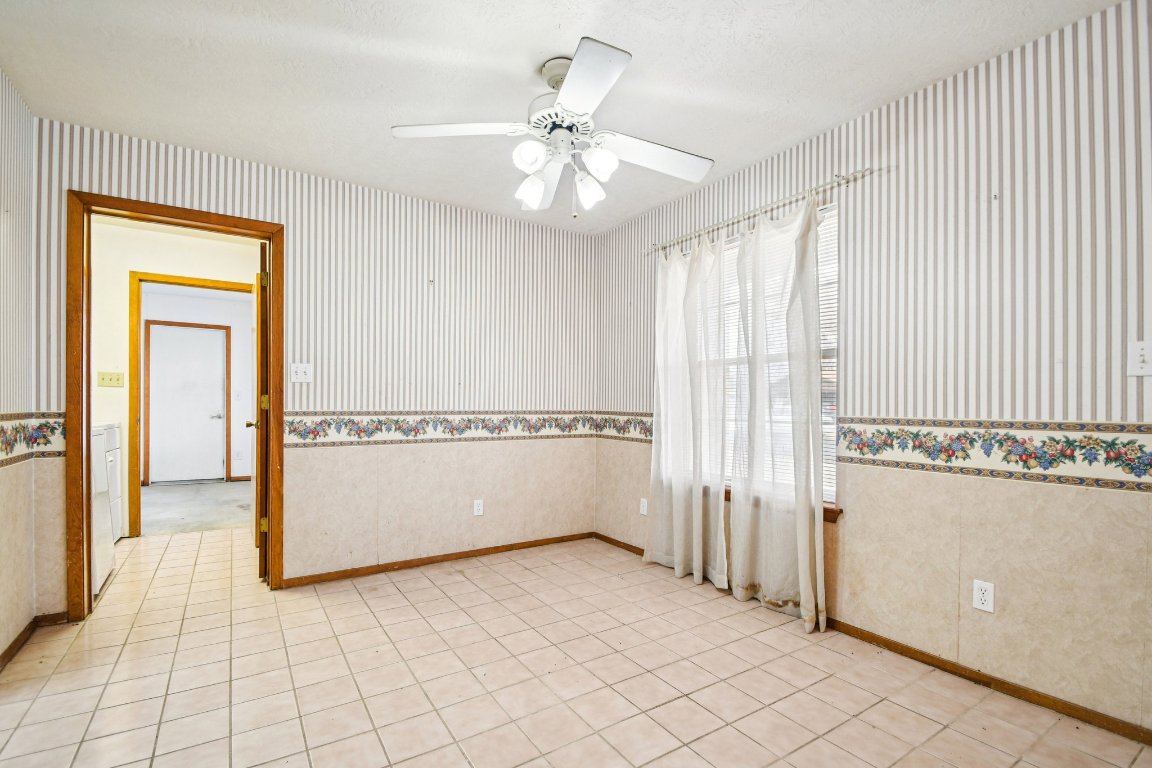 102 Stubblefield Drive Elgin, TX 78621 - Photo 14 of 39 a view of a livingroom with a ceiling fan and window