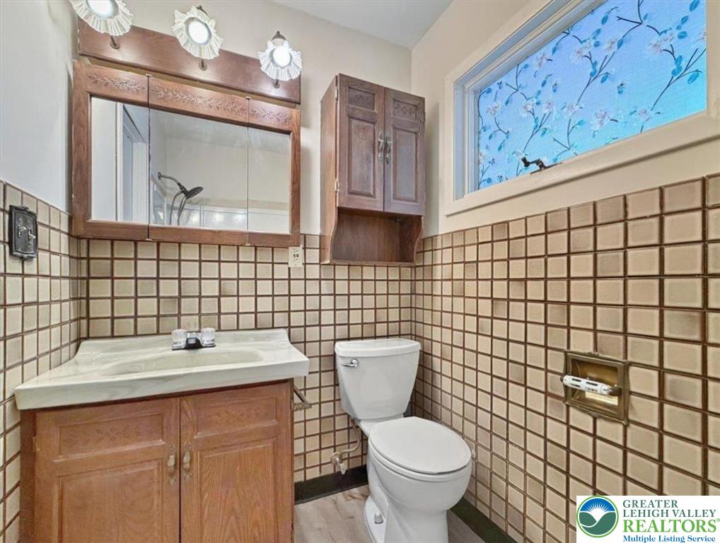 1333 Ridge Trail Easton, PA 18040 - Photo 21 of 34 a bathroom with a toilet sink vanity and mirror