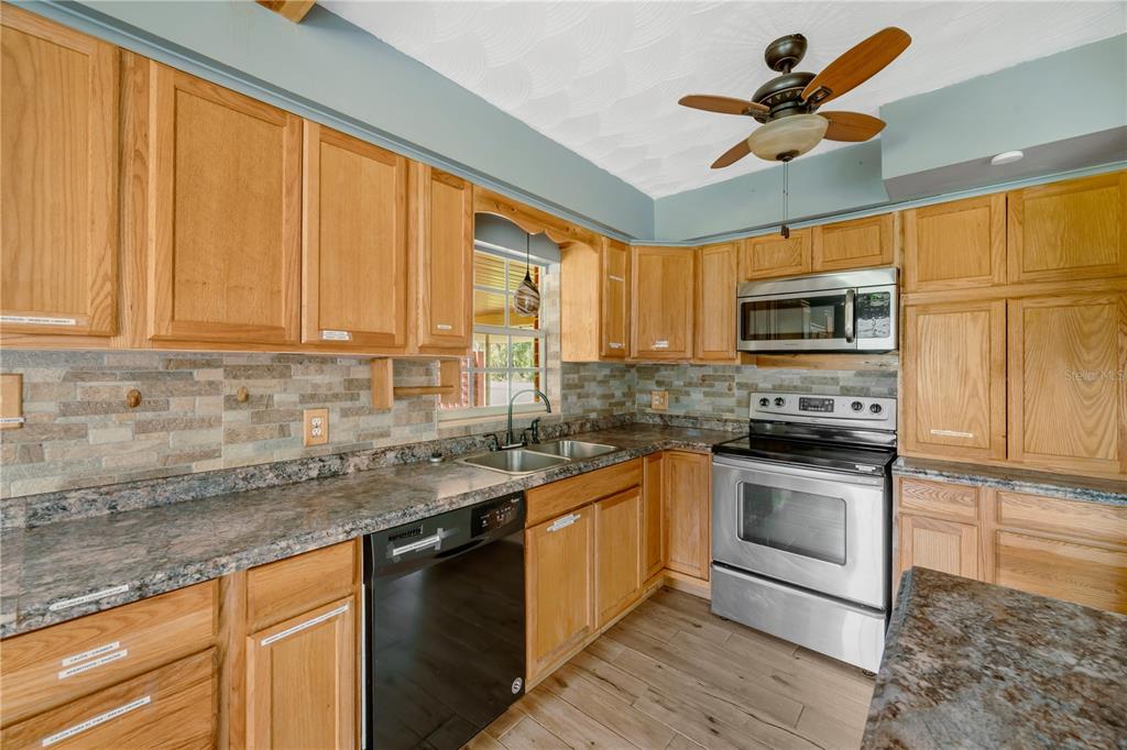 1619 North Dover Road Dover, FL 33527 - Photo 7 of 24 Gallery Image 7