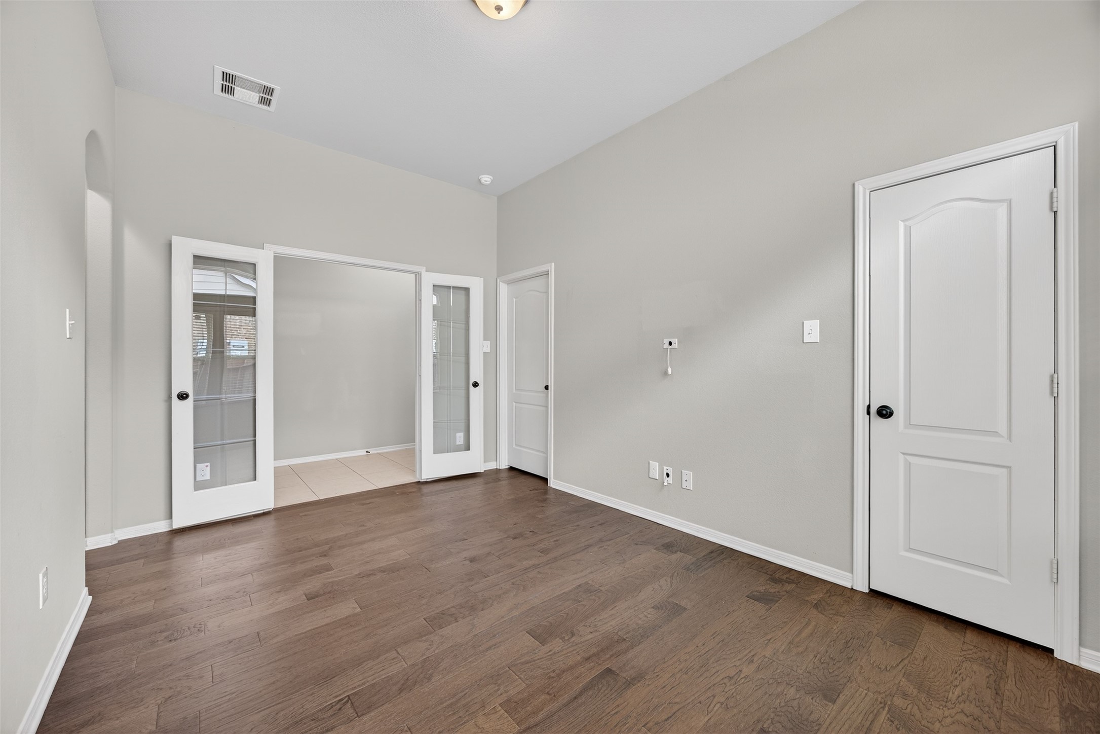 2009 Scissor Tail Road Pearland, TX 77581 - Photo 33 of 41 an empty room with wooden floor & closet area