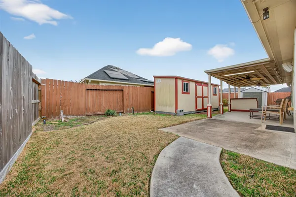 a view of a backyard