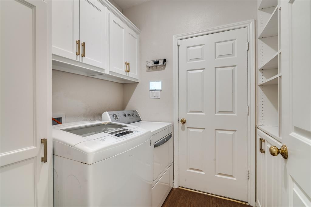 6027 High Court Place Dallas, TX 75254 - Photo 22 of 26 a utility room with washer and dryer