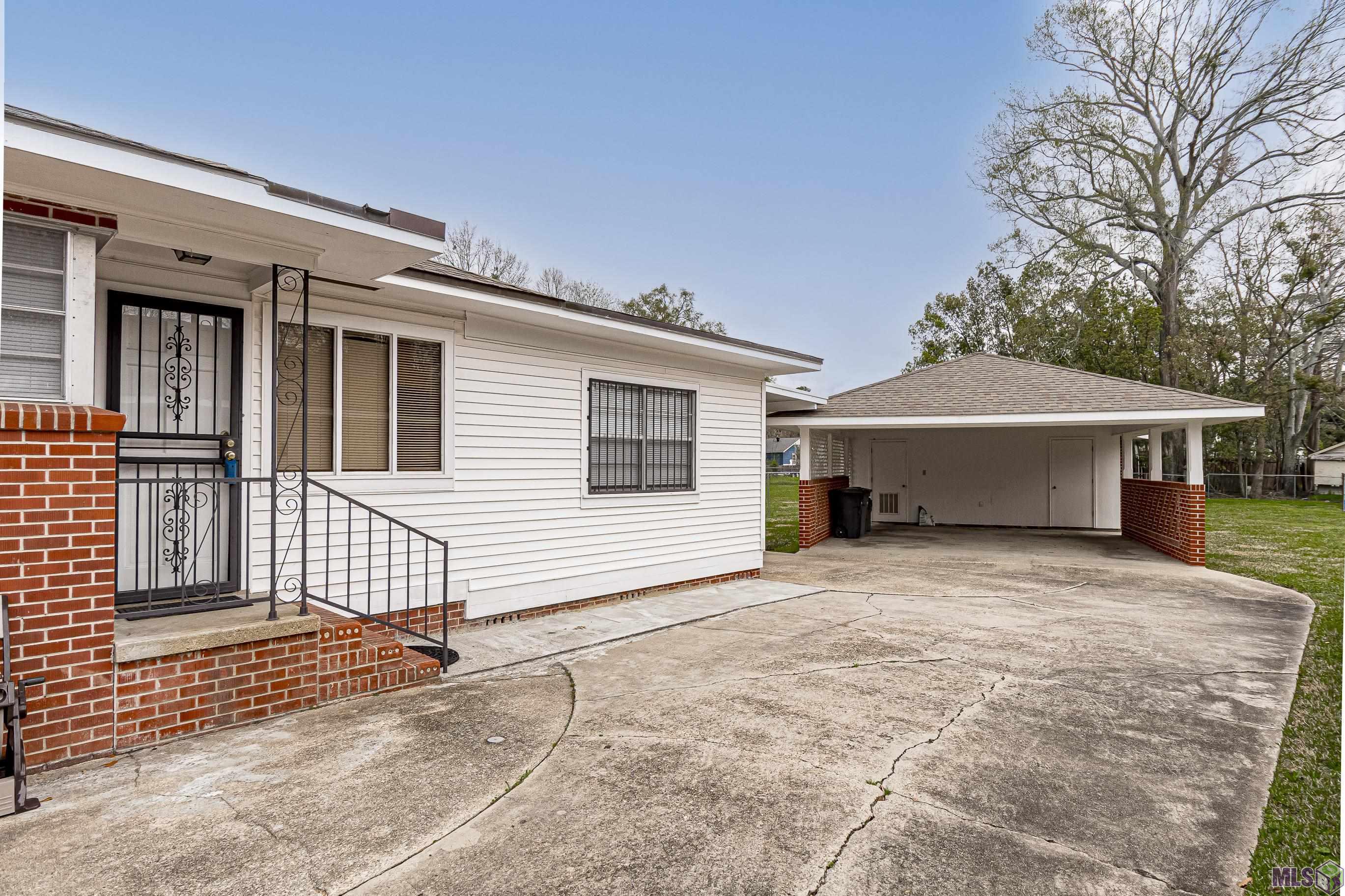 2190 Christian Street Baton Rouge, LA 70808 - Photo 21 of 26 Driveway Entrance