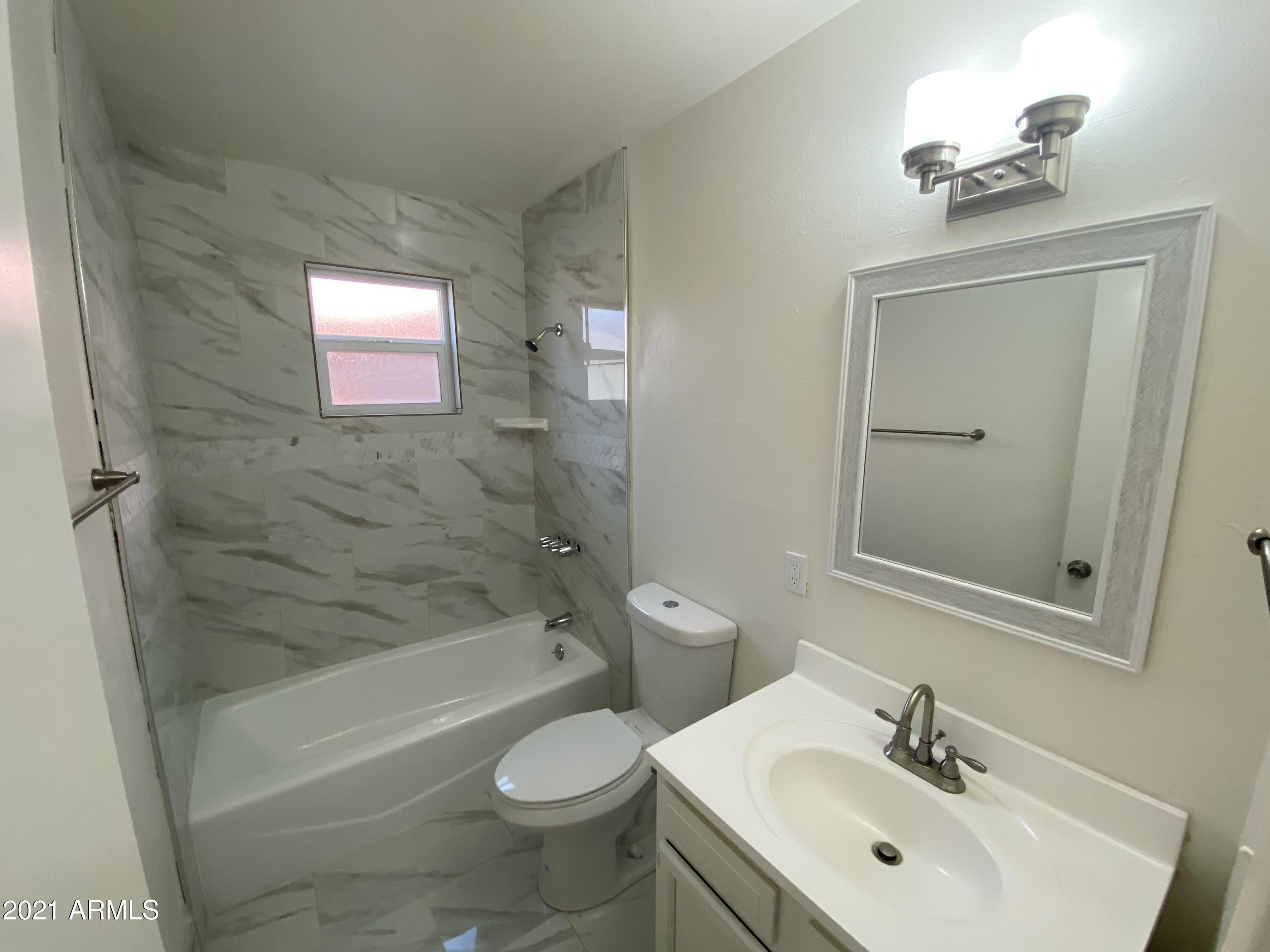 1915 East Chipman Road Phoenix, AZ 85040 - Photo 11 of 19 Bathroom