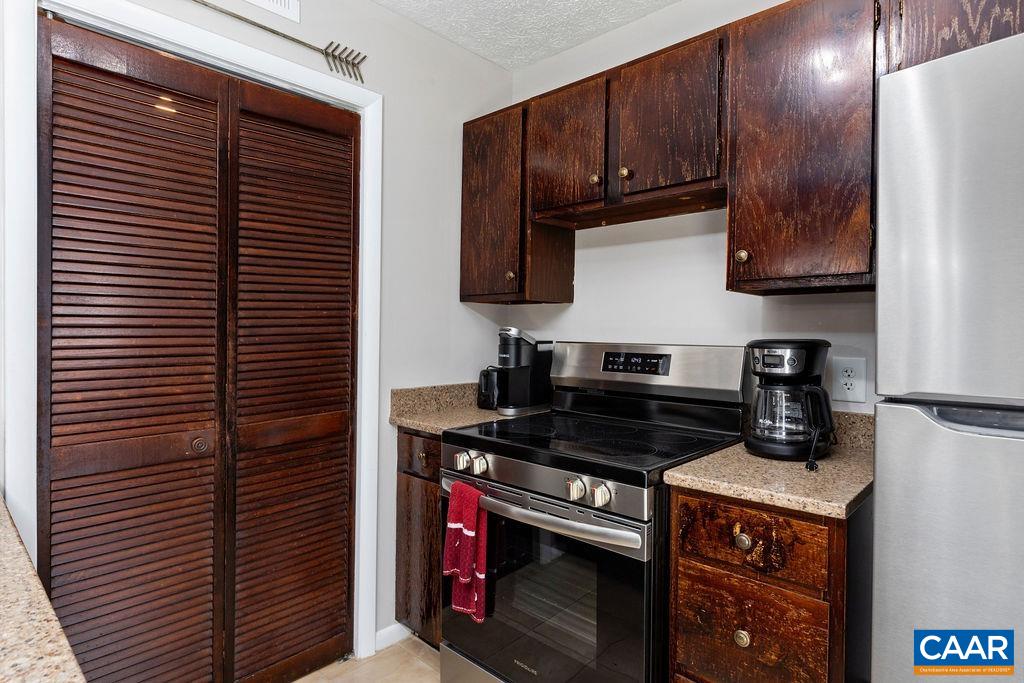 487 3 Ridges Roseland, VA 22967 - Photo 6 of 20 a kitchen with a stove and a refrigerator