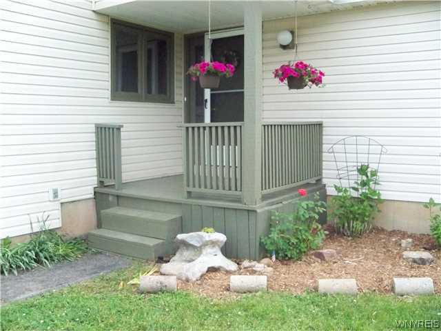 3735 Mapleton Road Wheatfield, NY 14132 - Photo 1 of 1 Exterior Front