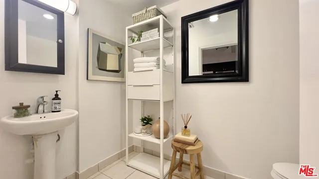 $2,890 | 5633 Carlton Way, Unit 203, Los Angeles, CA 90028