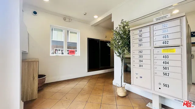 $2,890 | 5633 Carlton Way, Unit 203, Los Angeles, CA 90028