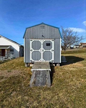 a view of a house with backyard