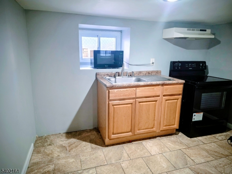 21 Leslie Place Irvington, NJ 07111 - Photo 2 of 4