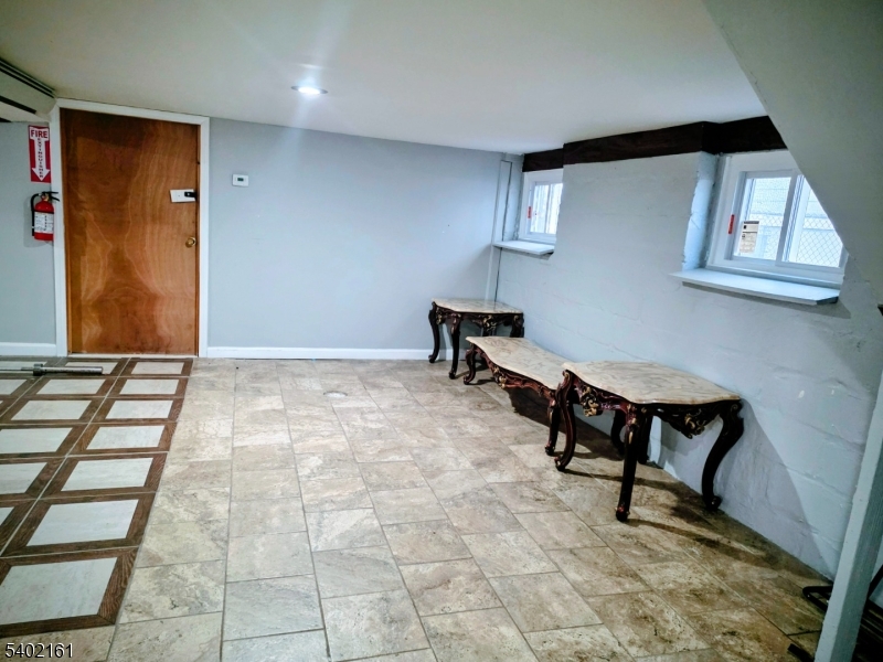 21 Leslie Place Irvington, NJ 07111 - Photo 3 of 4