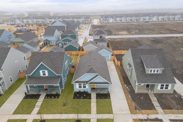 a view of an house with backyard and garden