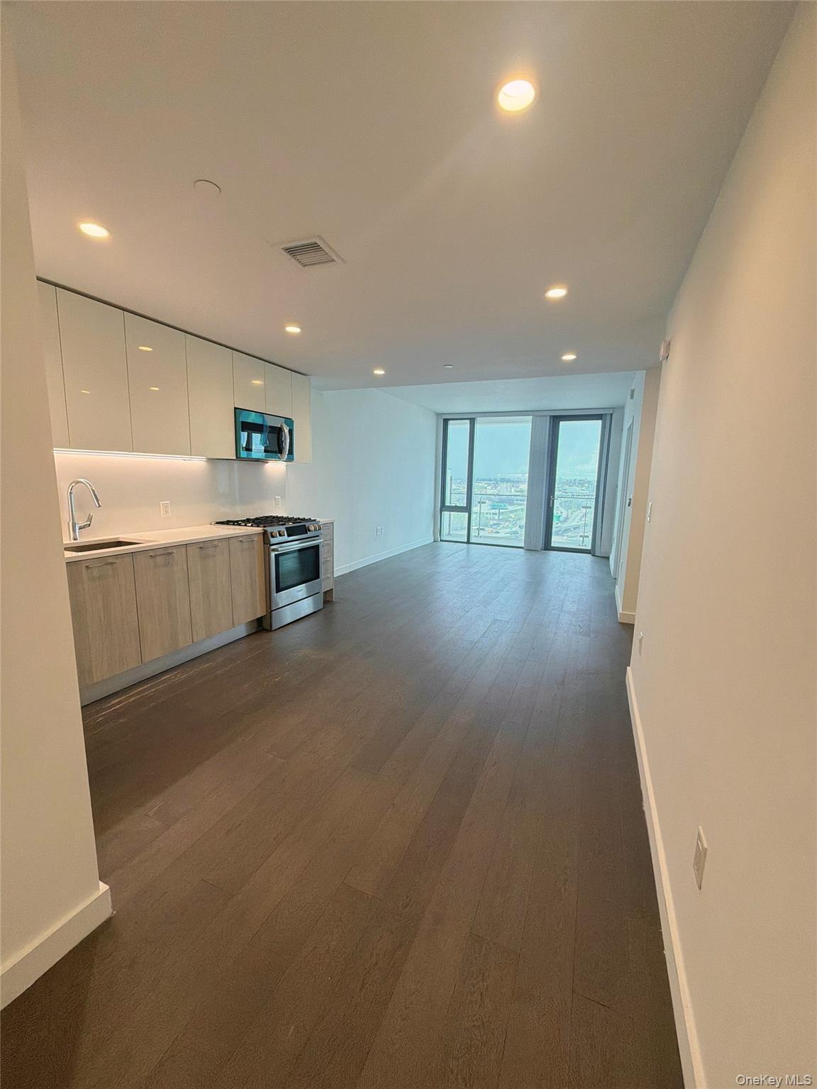 131-05 40 Road, Unit 15D Queens, NY 11354 - Photo 2 of 12