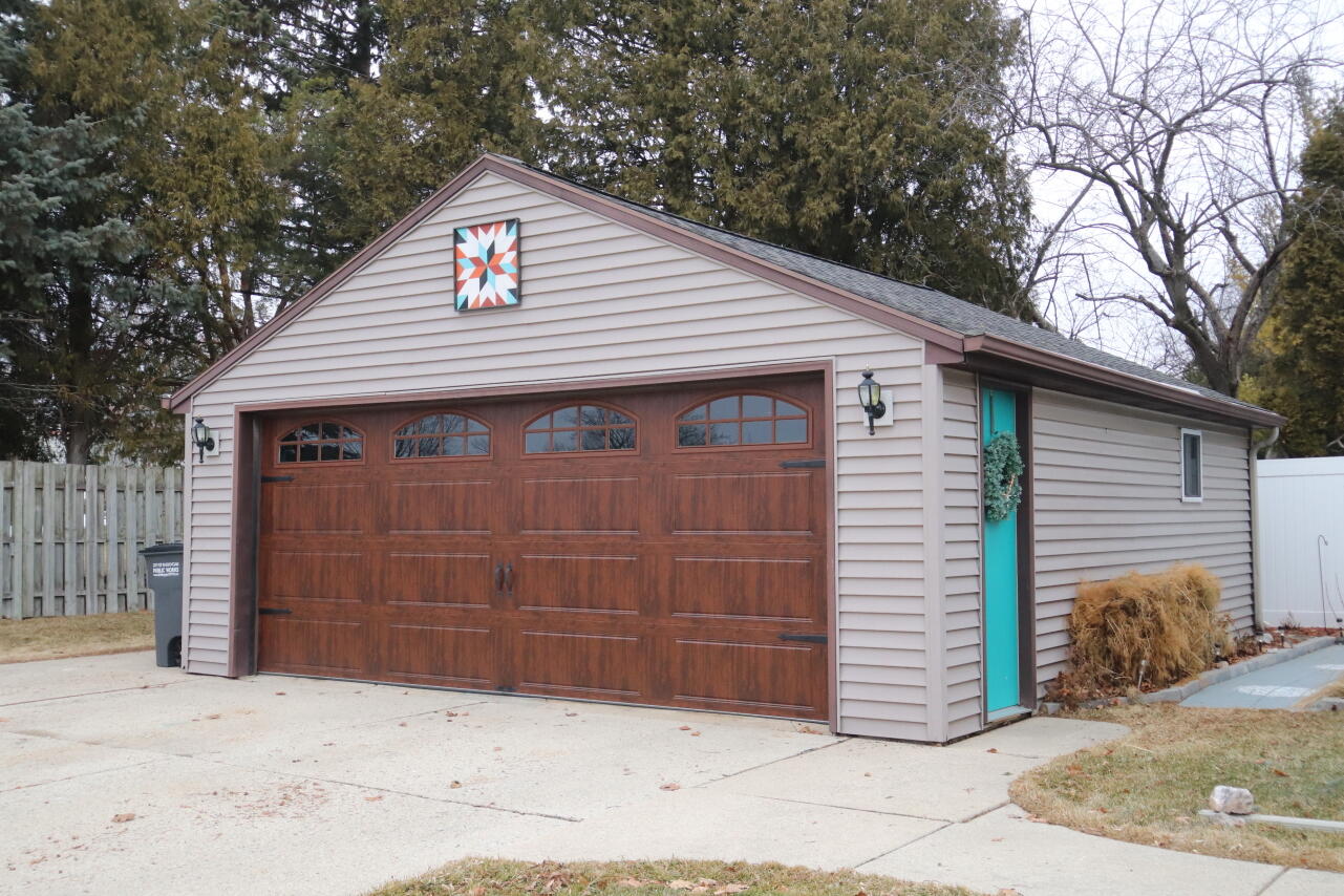 604 North 27th Street Sheboygan, WI 53081 - Photo 2 of 30 2.5 Car Garage