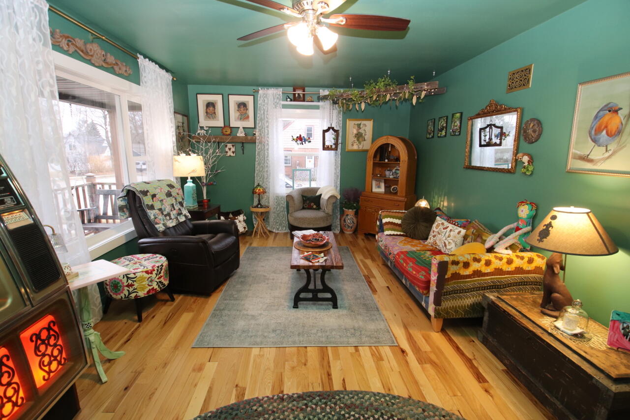 604 North 27th Street Sheboygan, WI 53081 - Photo 9 of 30 Living Room