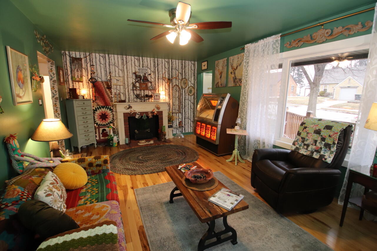 604 North 27th Street Sheboygan, WI 53081 - Photo 10 of 30 Living Room--View 2