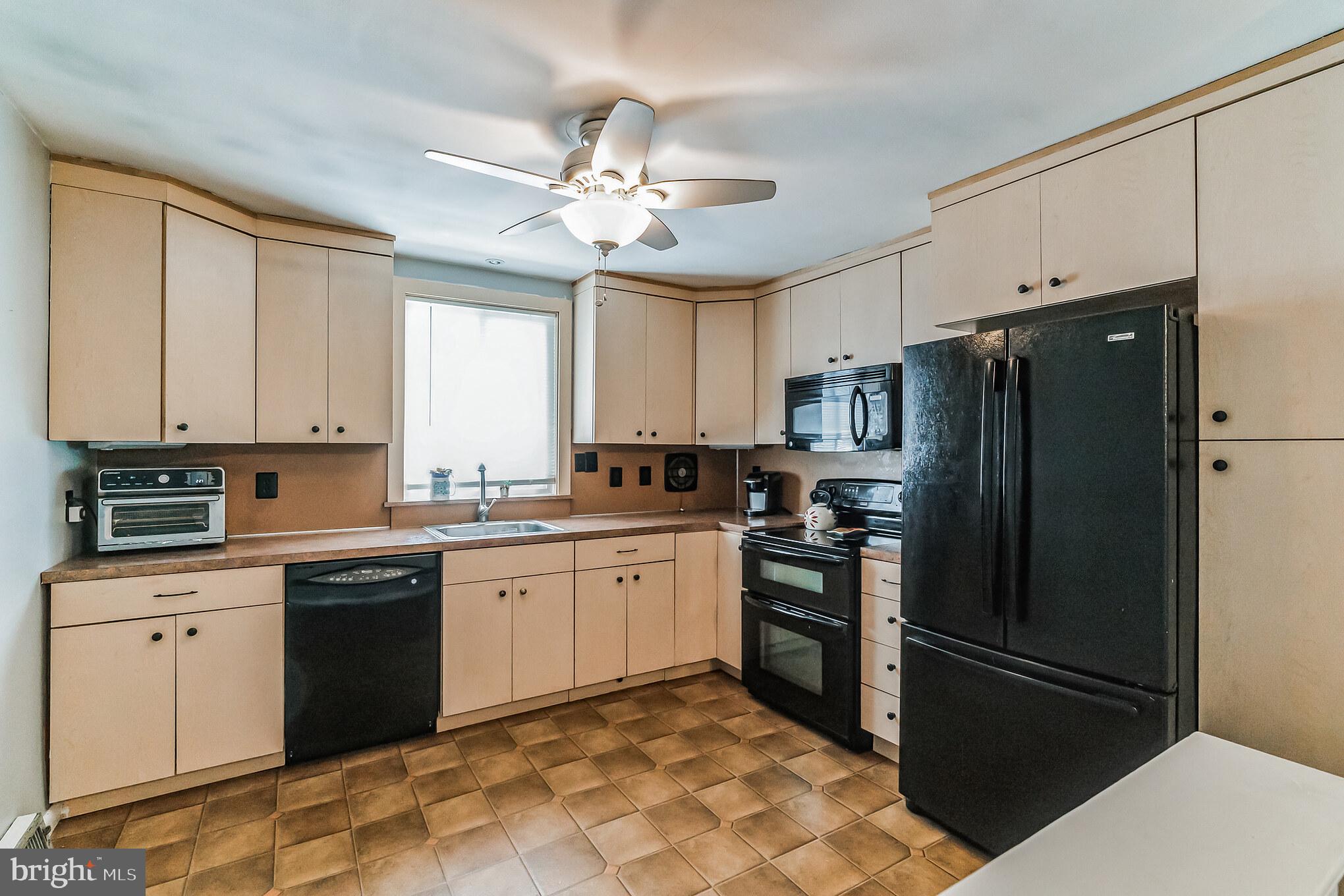 790 Hill Road Philadelphia, PA 19128 - Photo 4 of 36 Gallery Image 4